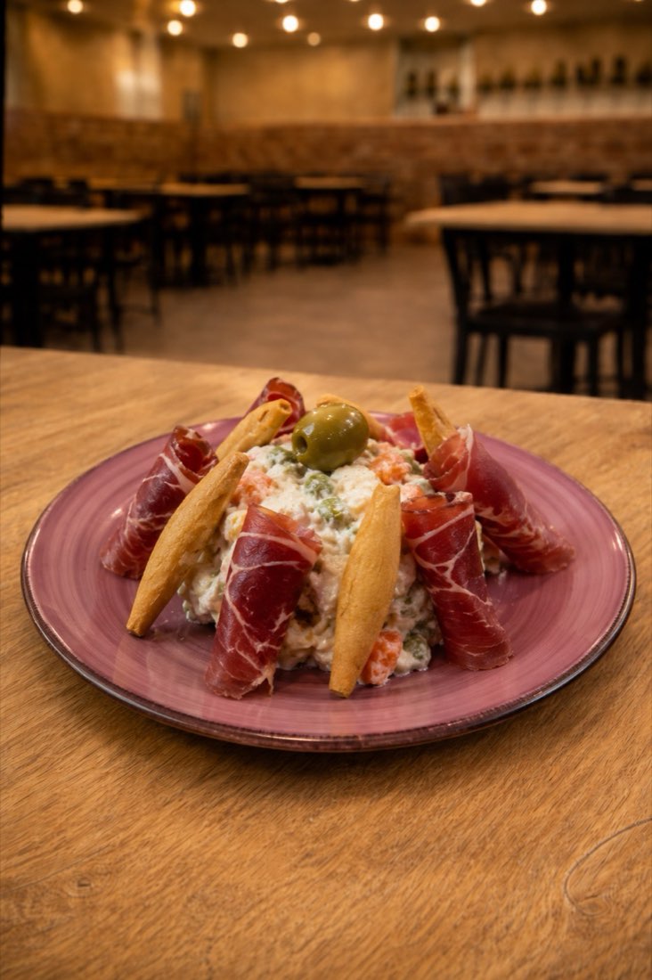 Ensaladilla rusa con jamón ibérico y picos