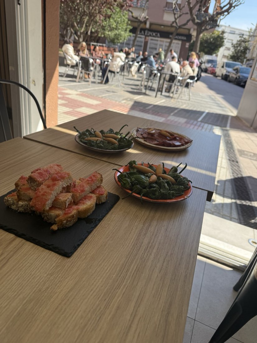 Terraza de La Época con tapas en la calle, en Sant Joan Despí