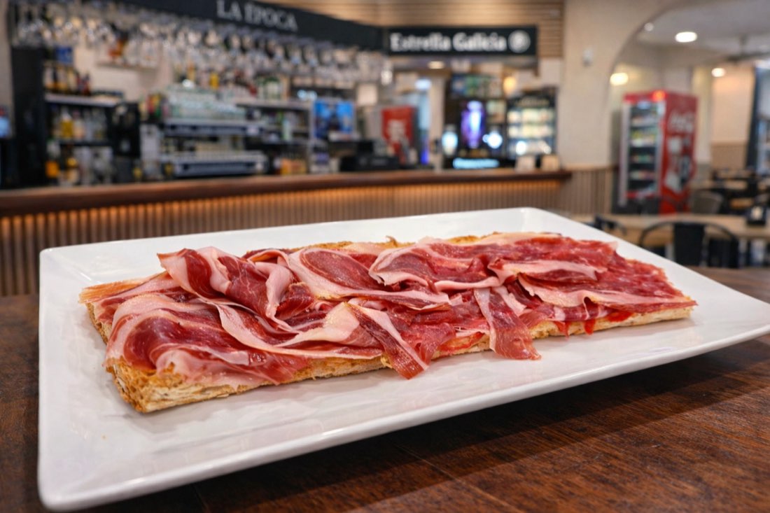 Torrada de jamón ibérico sobre la barra de La Época